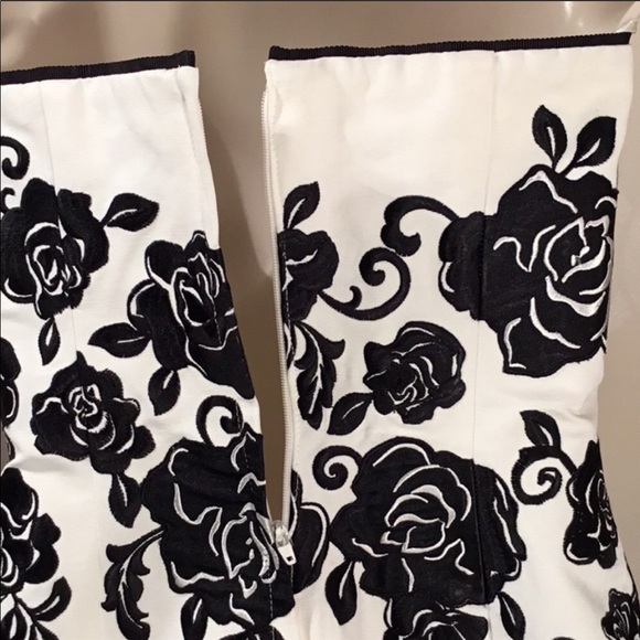 WHBM EMBROIDERED FLORAL LINED BUSTIER, size 2. - Picture 4 of 6